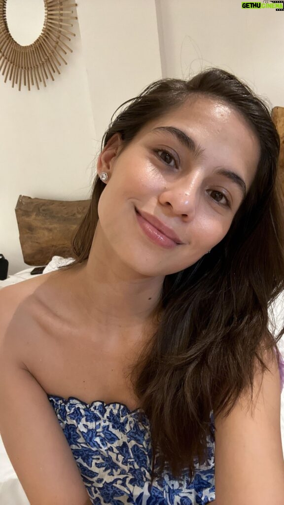 Jasmine Curtis-Smith Instagram - 🐓🐓🐓 @blkcosmeticsph 🌸 Products used: Cheeks and Eyes ~ Creamy All Over Shimmer Paint in SUN GLAZE Brows ~ Brow Lock Mascara in CLEAR Lips ~ Lip Gloss in SUNDOWN Face ~ 3 in 1 Makeup Setting Spray, Hydrating Mist and Sunscreen (SPF 40 UVA/UVB)
