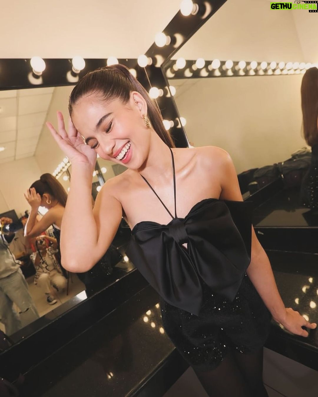 Jasmine Curtis-Smith Instagram - Yes, and? ๐ Had fun for the opening prod of @alloutsundays7 with Rayver, later on in the show catch us with our #AsawaNgAsawaKo castmates Liezel Lopez, Martin Del Rosario, Crystal Paras and Kim De Leon playing โSing Pabidaโ ๐ Thanks to my mamasss ๐ Makeup & Photos by @marbentalanay Hair by @kierlovelasco Styling by @pattyyap GMA Network Studio 7