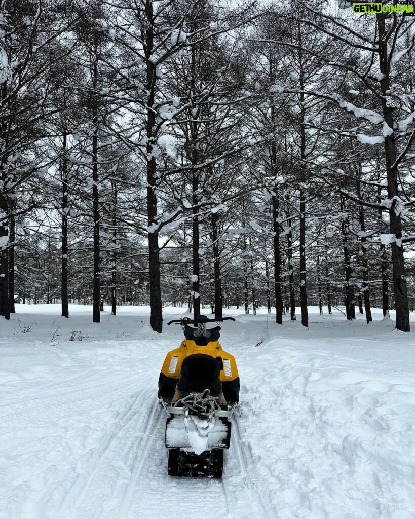 Jasmine Curtis-Smith Instagram - Winter wonderland with a joyful bunch 🤍❄️ Thankful to this family for a beautiful New Year’s break ✨ Niseko, Hokkaido, Japan（ニセコ）