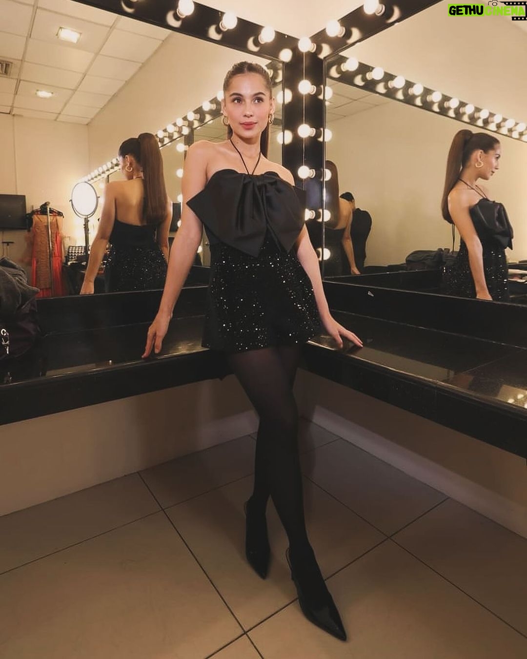 Jasmine Curtis-Smith Instagram - Yes, and? ๐ Had fun for the opening prod of @alloutsundays7 with Rayver, later on in the show catch us with our #AsawaNgAsawaKo castmates Liezel Lopez, Martin Del Rosario, Crystal Paras and Kim De Leon playing โSing Pabidaโ ๐ Thanks to my mamasss ๐ Makeup & Photos by @marbentalanay Hair by @kierlovelasco Styling by @pattyyap GMA Network Studio 7