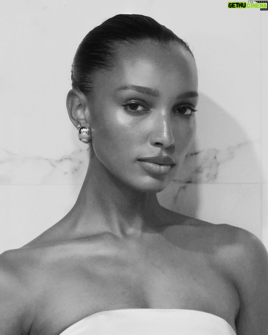 Jasmine Tookes Instagram - Dolled up for an evening with @esteelauder 🤎 Makeup by me.