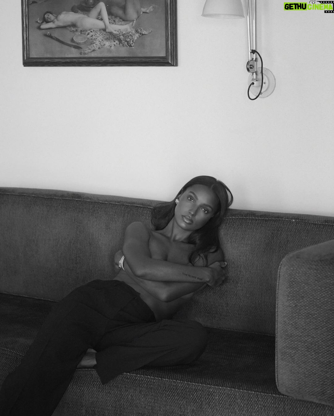 Jasmine Tookes Instagram - Postcard from the Chateau.