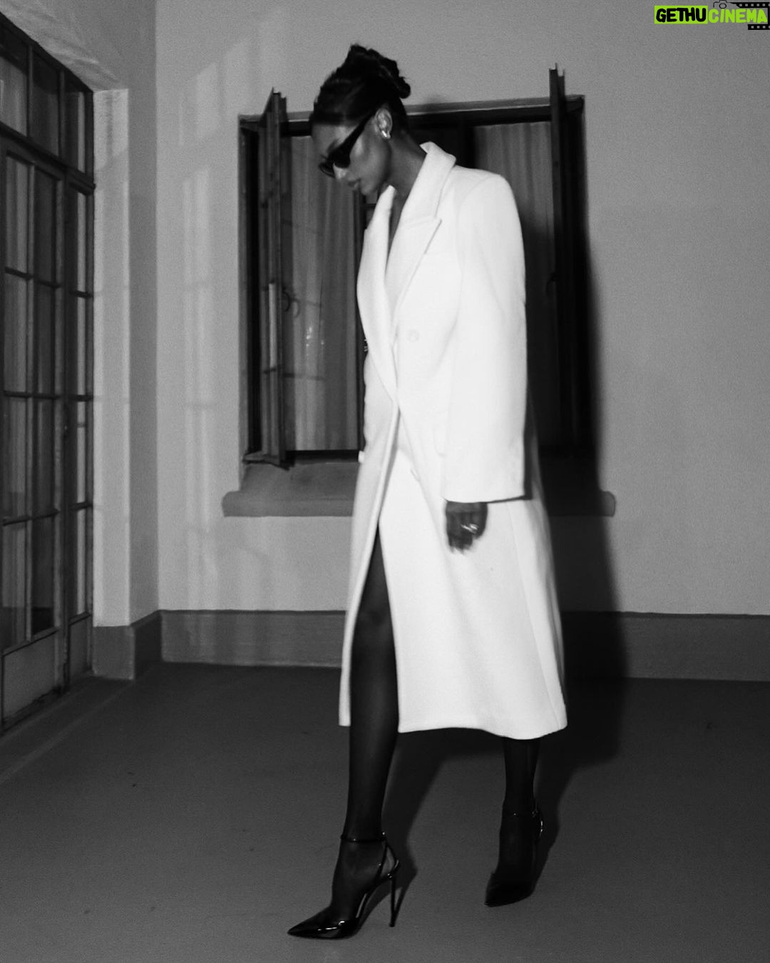 Jasmine Tookes Instagram - Into the night 🌙