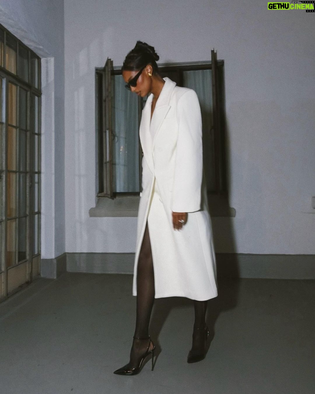 Jasmine Tookes Instagram - Into the night 🌙