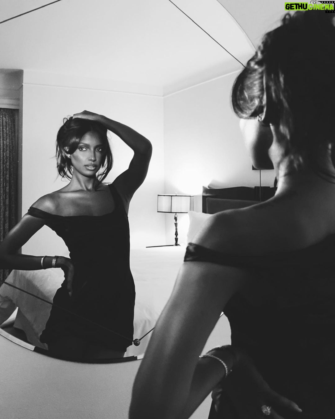 Jasmine Tookes Instagram - Getting ready to ring in the new year. 🎇
