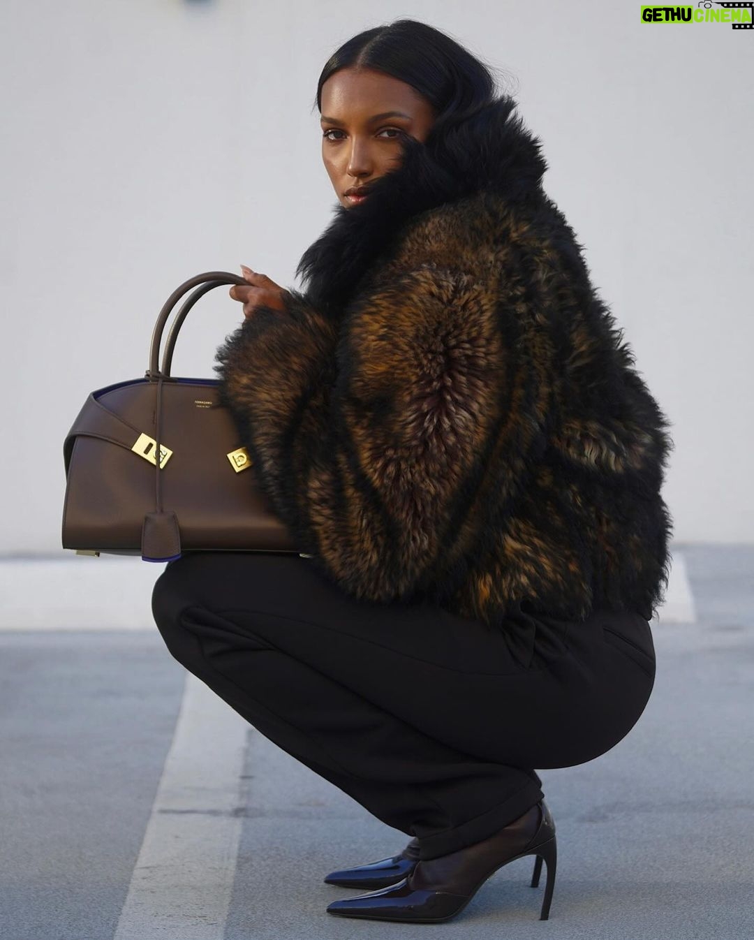 Jasmine Tookes Instagram - @ferragamo 🤎 #HUGBag