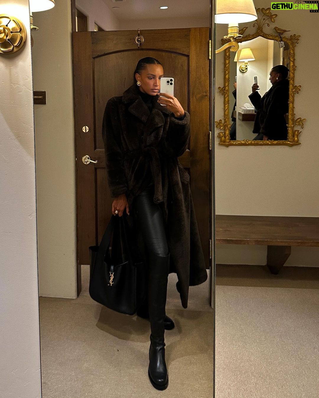 Jasmine Tookes Instagram - Love myself a little ski town 🤎