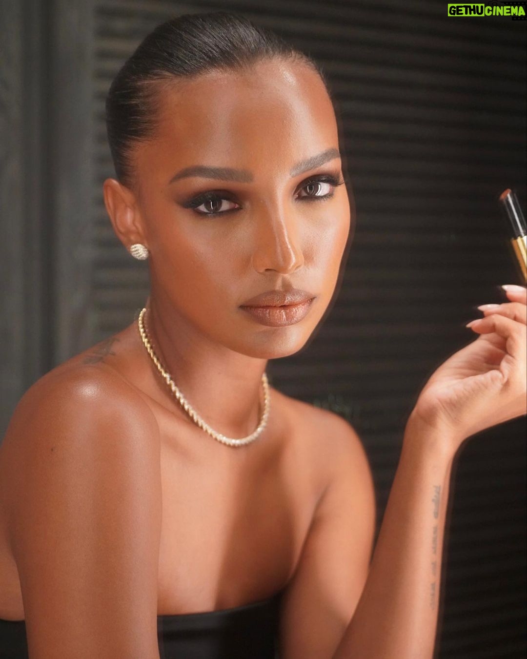 Jasmine Tookes Instagram - Final touches 💄