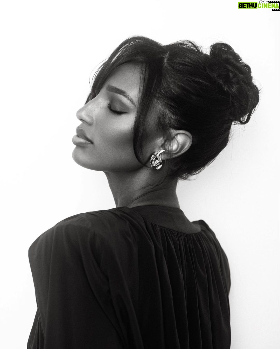 Jasmine Tookes Instagram - One more for the chocolate look 🤎 Maison Delano Paris