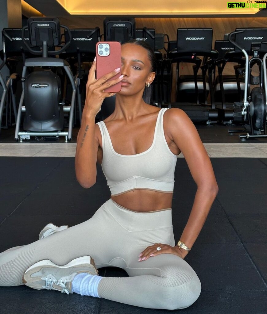 Jasmine Tookes Instagram - Thank you @equinoxhotels @equinox for the wonderful stay during NYFW. Most definitely my new favorite hotel in the city 🤎
