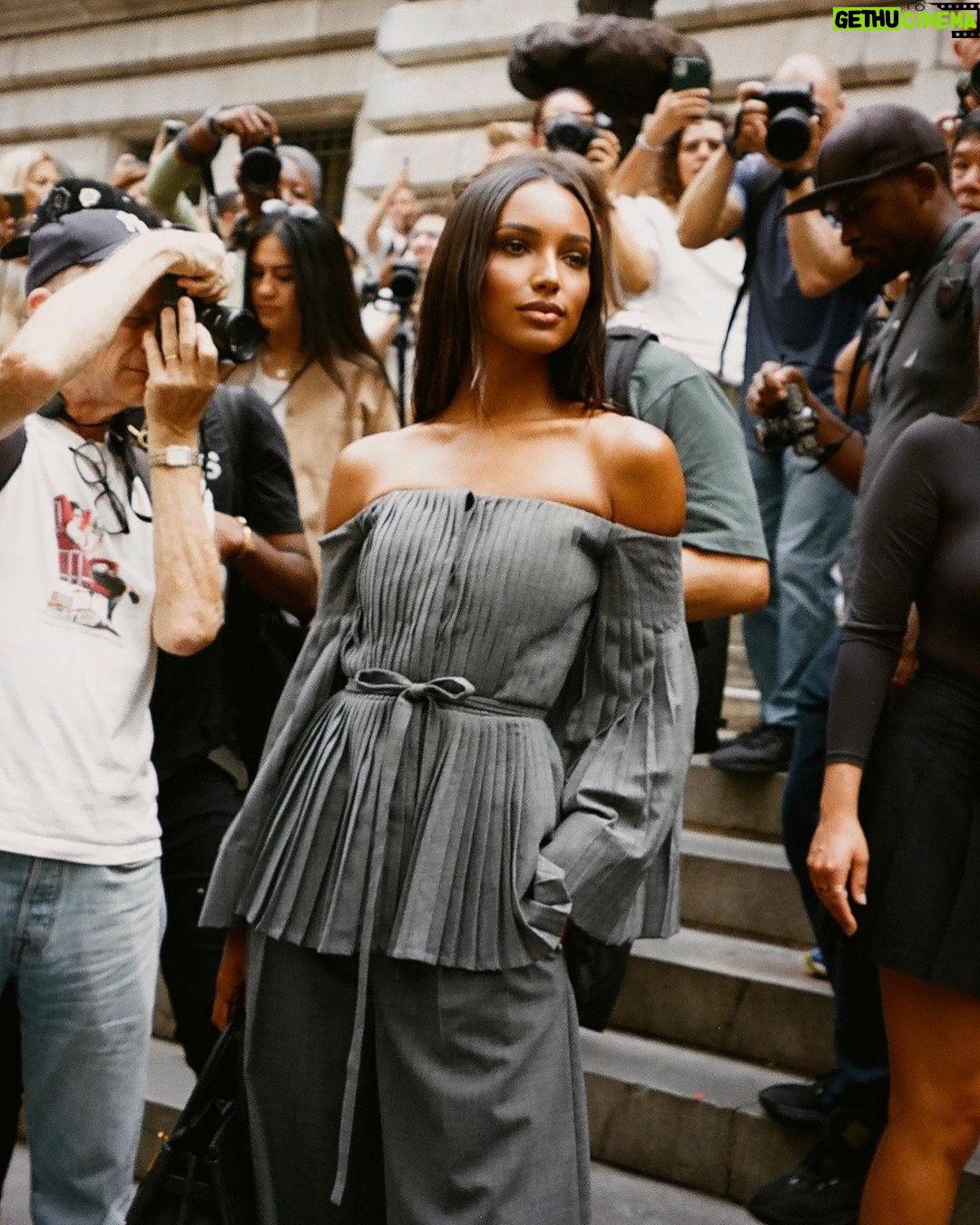 Jasmine Tookes Instagram - Moments outside of the @altuzarra show in NYC. Which is your favorite? I couldn’t choose 🫣🤎