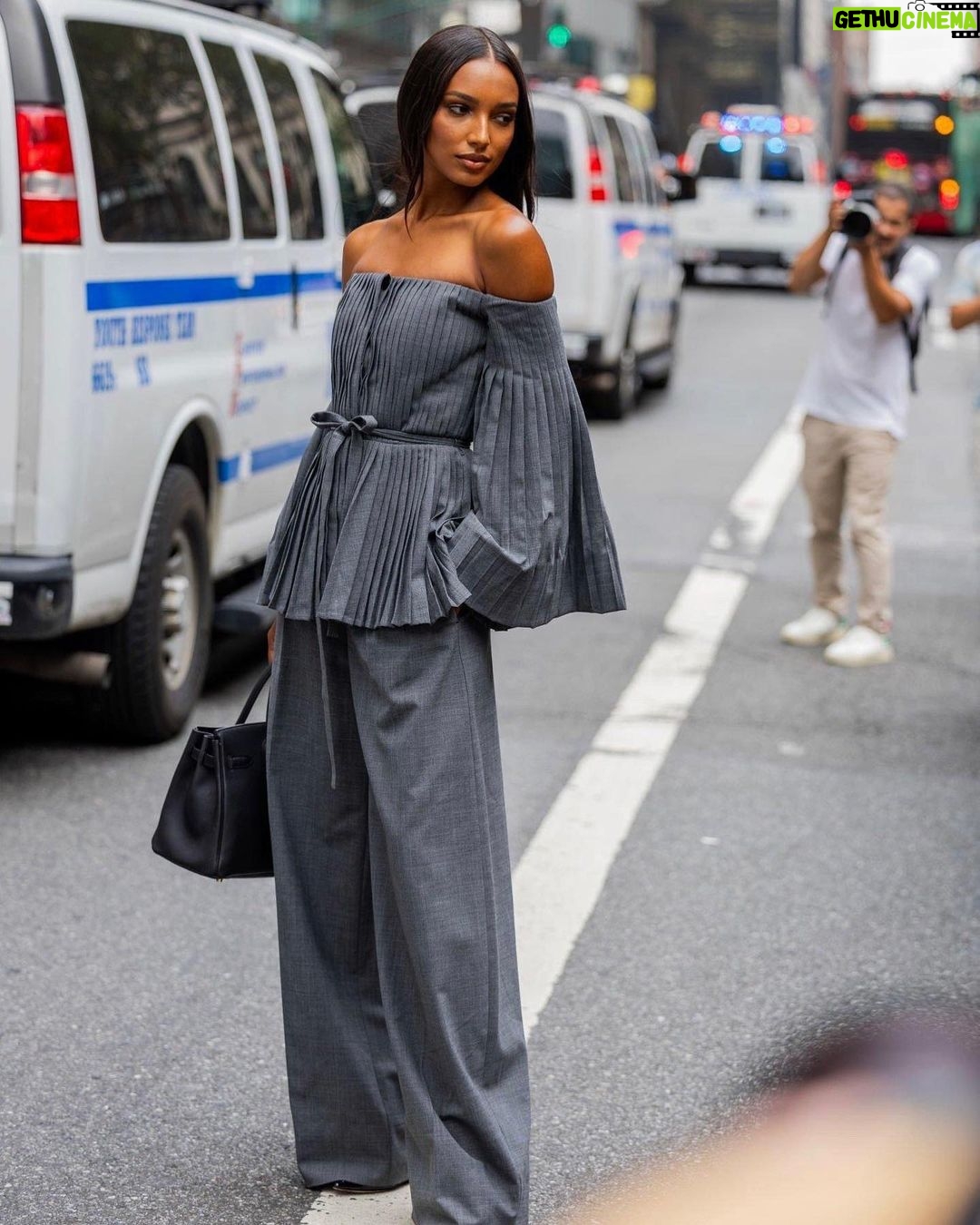 Jasmine Tookes Instagram - Moments outside of the @altuzarra show in NYC. Which is your favorite? I couldn’t choose 🫣🤎