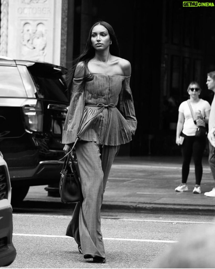 Jasmine Tookes Instagram - Moments outside of the @altuzarra show in NYC. Which is your favorite? I couldn’t choose 🫣🤎