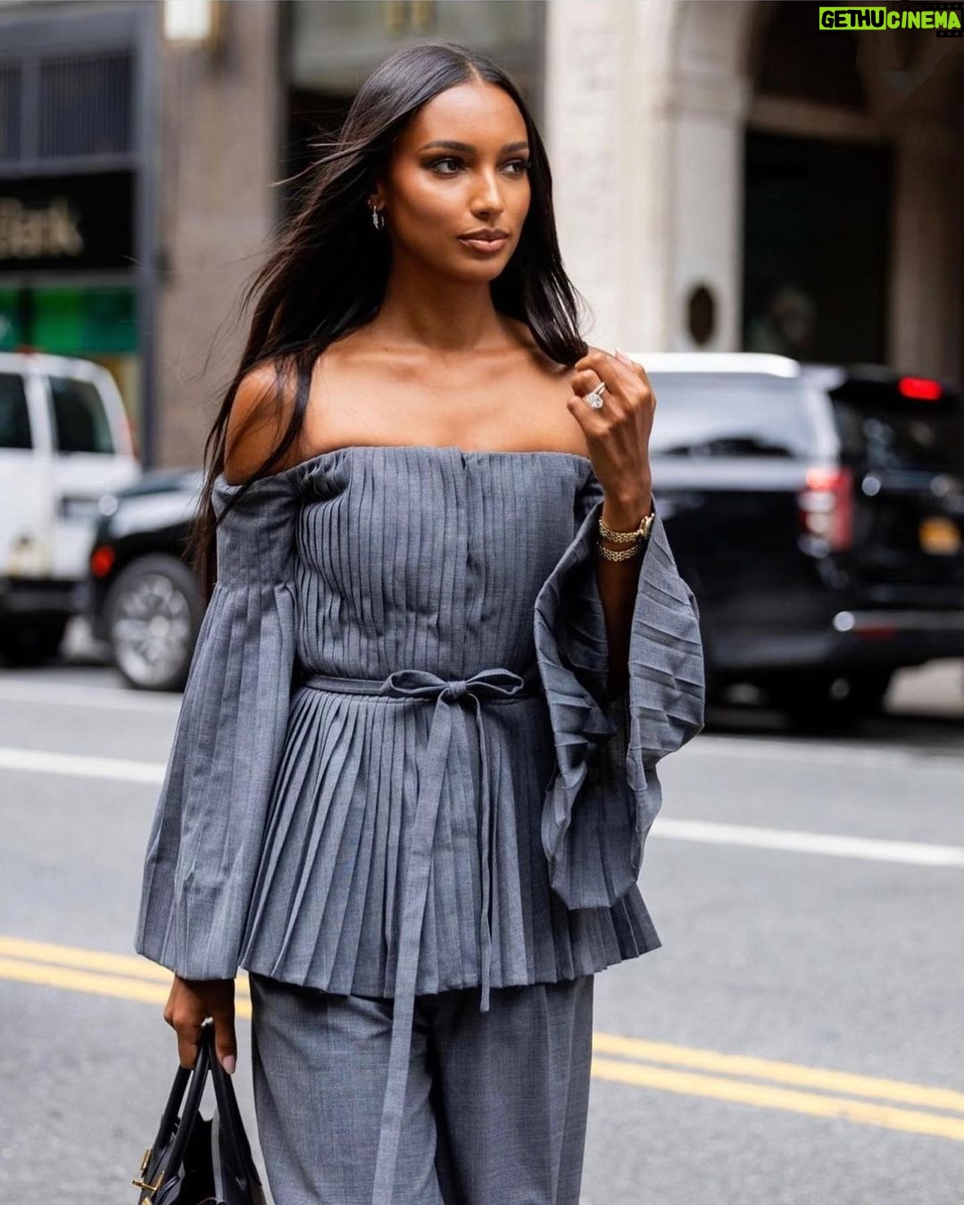 Jasmine Tookes Instagram - Moments outside of the @altuzarra show in NYC. Which is your favorite? I couldn’t choose 🫣🤎