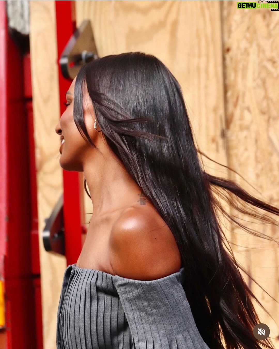 Jasmine Tookes Instagram - Moments outside of the @altuzarra show in NYC. Which is your favorite? I couldn’t choose 🫣🤎