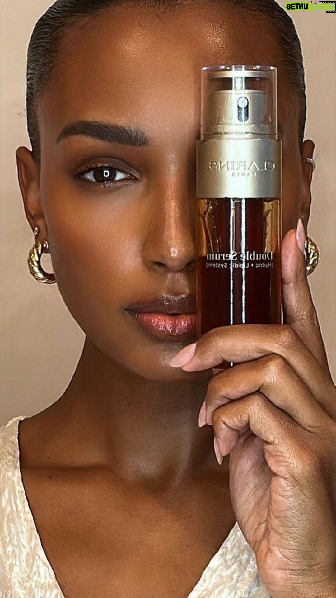 Jasmine Tookes Instagram - Let’s hear it for the glow @clarinsusa #DoubleSerum #DoubleSerumEye #ClarinsLipOil #ClarinsPartner
