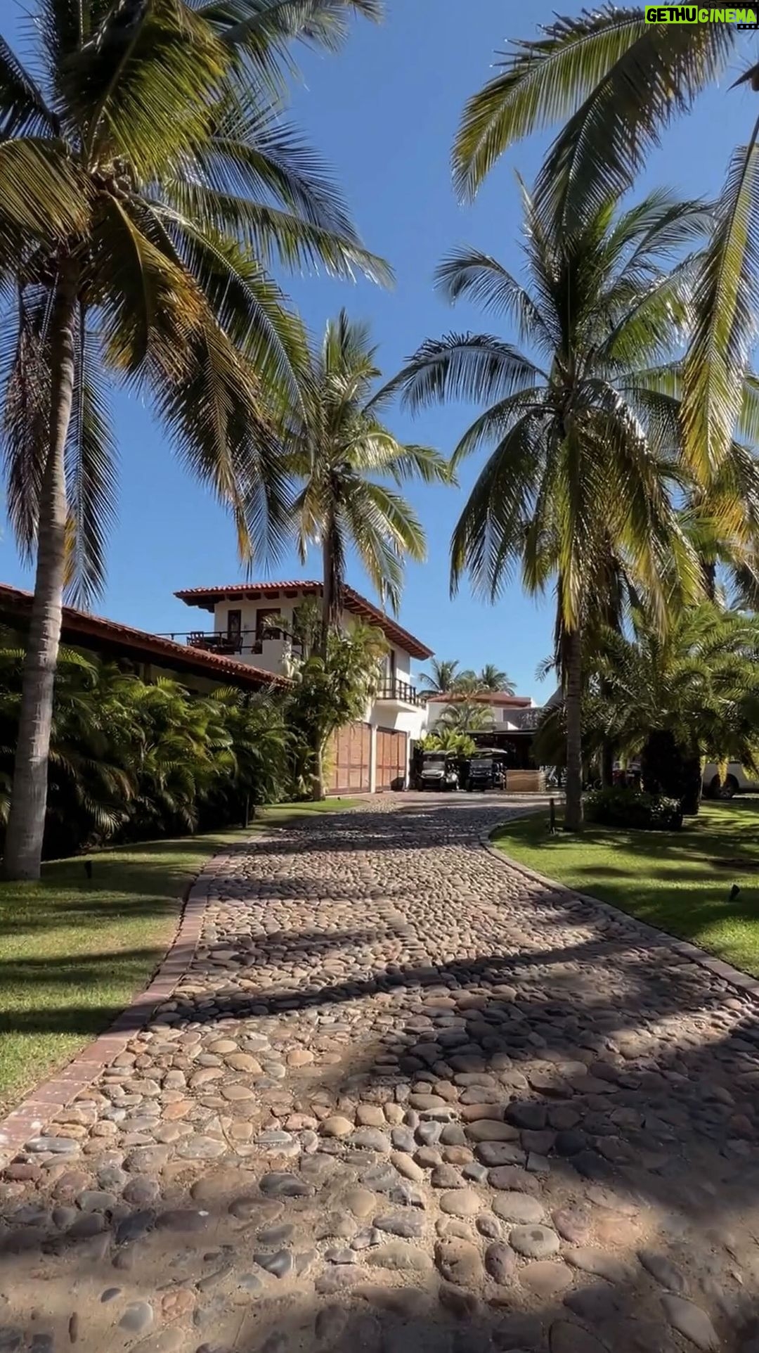 Jason Aldean Instagram - @casa.del.faro Thank you for the best family vacation we’ve had to date🌴The staff, the views, the food… we could go on and on about every single detail! The memories will forever be cherished! See y’all again soon❤️ Punta Mita
