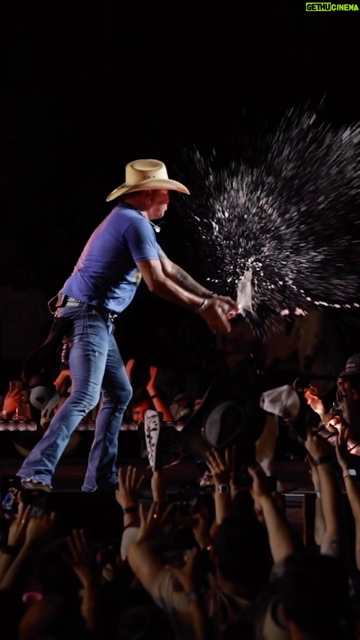 Jason Aldean Instagram - Unreal. U guys rock. 🔥 Charleston, Atlanta, and Tuscaloosa - y’all are up next!