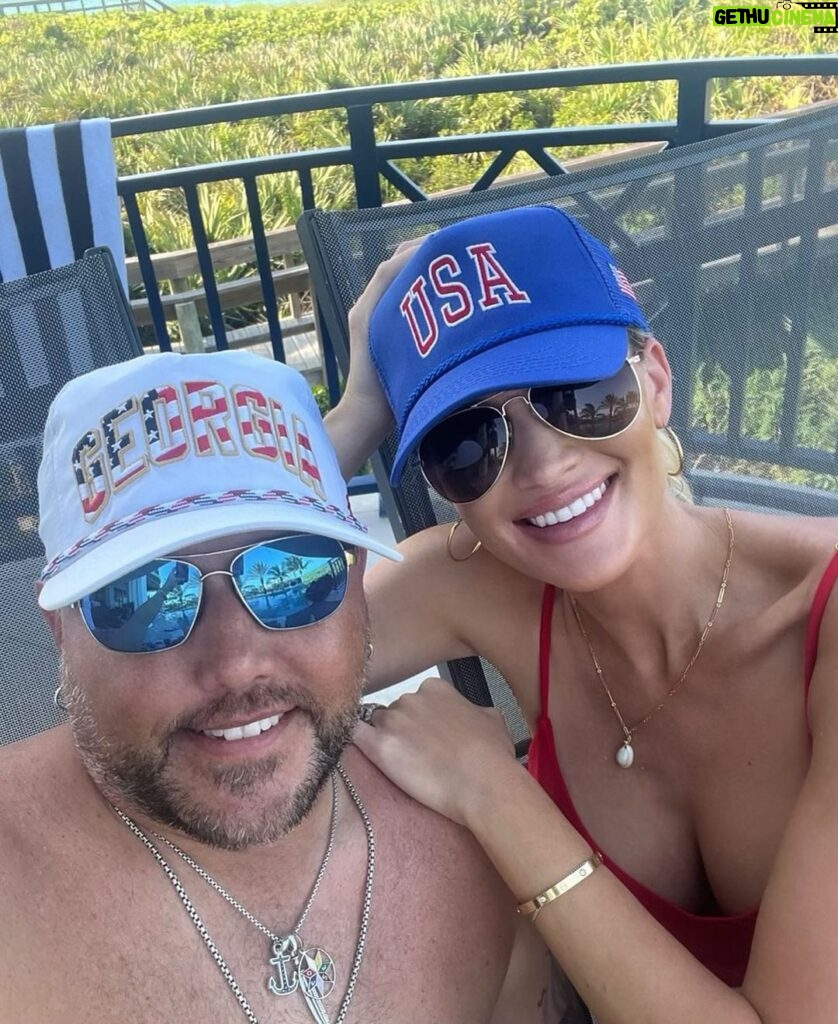 Jason Aldean Instagram - Happy 4th everybody! Thanks to those who have fought so hard and those who continue to fight for our freedom and what is right in this amazing country we live in. 🇺🇸 🦅 Florida, USA