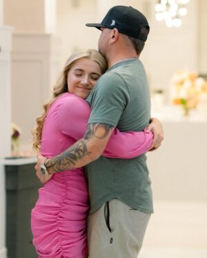 Jason Aldean Instagram - Happy sweet 16 to one of the sweetest, kindest and most thoughtful people I know. It has truly been an honor and a blessing to be your daddy for the last 16 years. We are so proud of the person you are and what you stand for. Don’t ever change that!! We love u more than you will ever know. Happy birthday Kendyl bug. 😘