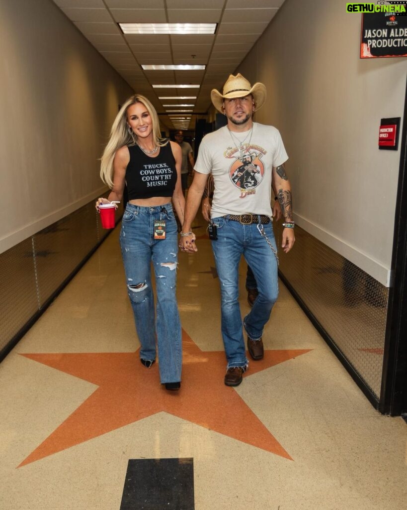 Jason Aldean Instagram - Words can’t describe how much I love and truly adore this woman. To say she has been a blessing in my life is a huge understatement. @brittanyaldean I love u to pieces and can’t imagine life without ya. I hope u have an amazing day because you deserve it. Thanks for being an amazing mom to our babies and being my best friend and biggest fan. Love you baby and Happy bday. 🤟🏽
