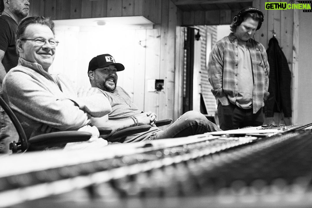 Jason Aldean Instagram - Today was the first day of recording the new album. Always a blast when we start making new music together. Love all these guys who have played on pretty much everything with me since the beginning. Album #11 Let’s fuckin GET IT!!!!!!! 💿. 📸: @justinmrusek Nashville, Tennessee