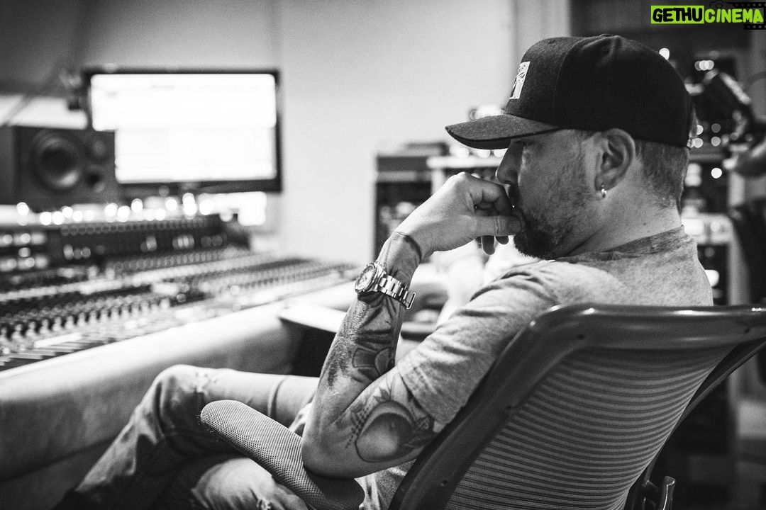 Jason Aldean Instagram - Today was the first day of recording the new album. Always a blast when we start making new music together. Love all these guys who have played on pretty much everything with me since the beginning. Album #11 Let’s fuckin GET IT!!!!!!! 💿. 📸: @justinmrusek Nashville, Tennessee