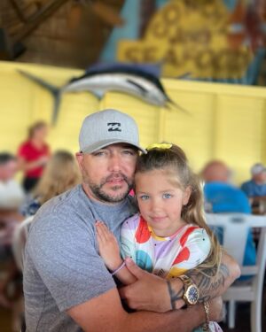 Jason Aldean Instagram - Lunch date! #NavyRome 🌴