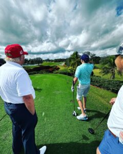 Jason Aldean Instagram - Fore……..ty 5! ⛳️ 🇺🇸 Happy New Year from the great state of Florida. 🍾 Palm Beach, Florida