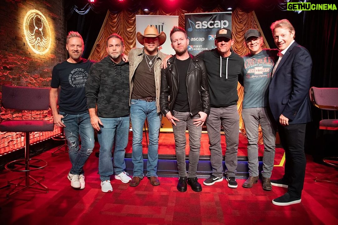 Jason Aldean Instagram - Celebrated my 28th #1 radio single and first ever @billboard Hot 100 #1 this week! Big shout out to my boys who wrote the song @kelleylovelace @neilthrash @kurtallison + @tullykennedy, my man @musicknox, and everyone at @bbrmusicgroup who made this happen. And of course thank u guys, the fans, for supporting the song. Let’s go get our 29th! 🤘🏼 📸: @justinmrusek Nashville, Tennessee