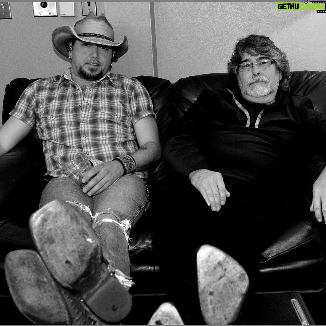 Jason Aldean Instagram - One of my favorite pics of all time. Getting a text and the stamp of approval today from this guy on our Christmas in Dixie cover is one of the coolest moments ever. @thealabamaband will always be the G.O.A.T’S to me. Hope we made y’all proud with it. Ryman Auditorium