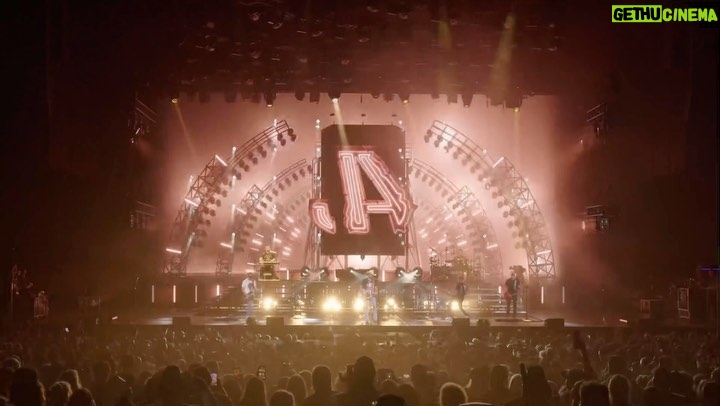 Jason Aldean Instagram - Heading in to the last weekend of the #RockNRollCowboyTour. Des Moines, Columbia, & Wichita - let’s rock! Shout out to @luzstudio_mtl for helping us put together such a badass show! 🎥: @luzstudio_mtl