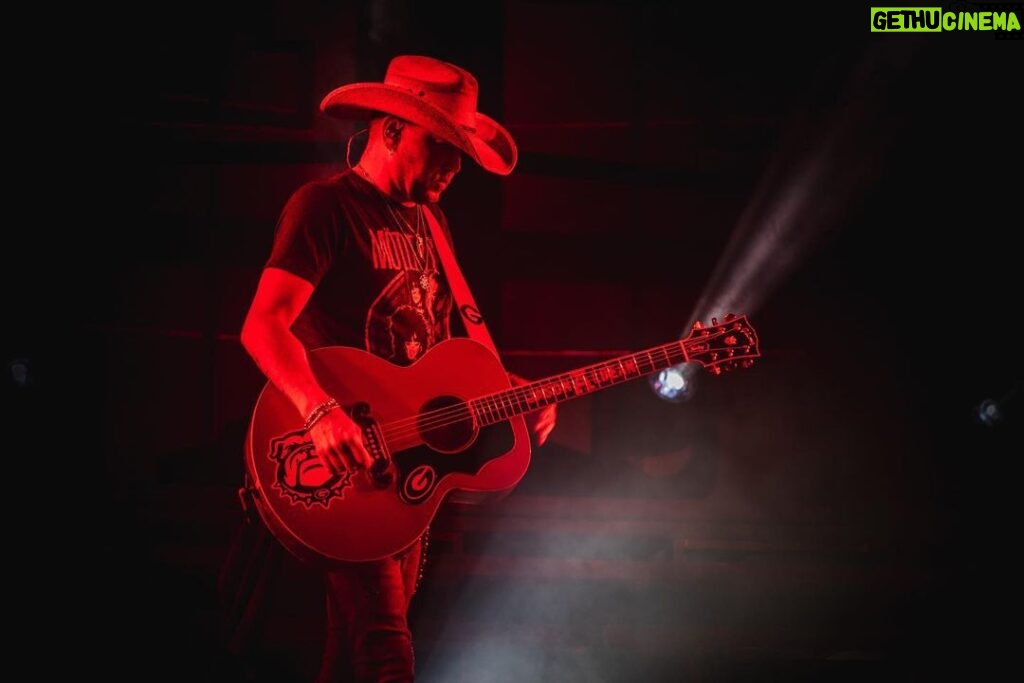 Jason Aldean Instagram - Dawgs may not be playin' this weekend but we are! See you tomorrow night @countrythunderfl. 📸: Justin Mrusek