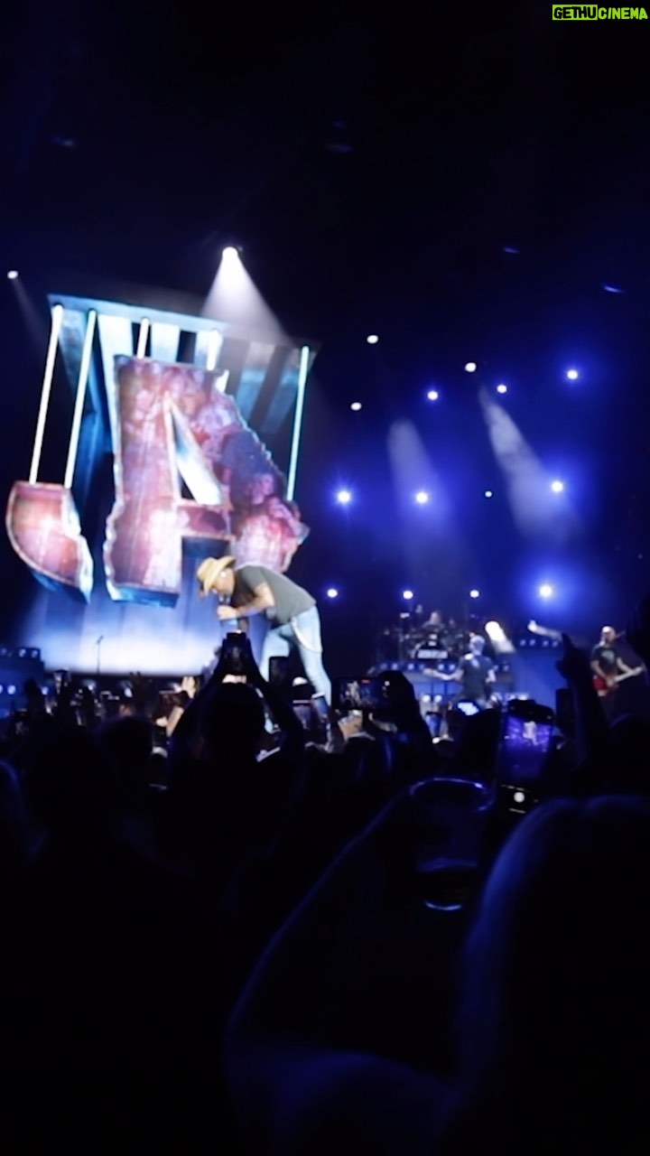 Jason Aldean Instagram - Rollin’ into the last weekend of the #HighwayDesperadoTour. 🤘🏼 U can catch our SOLD-OUT show tomorrow night on @veeps. Get ur tickets now at the link in bio.