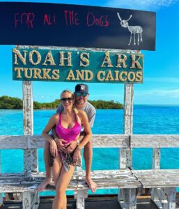 Jason Aldean Instagram - Spent New Years in paradise! Now back in Nashville freezin our ass off 🥶. Turks And Caicos