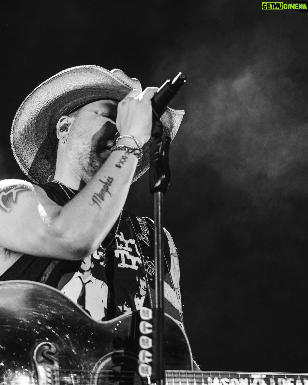 Jason Aldean Instagram - Just a lil’ photo dump from the last 3 weeks on the West Coast. U guys were amazing!! Thanks for comin and hangin with the Highway Desperados!!!! 🤘🏼 📸: @justinmrusek