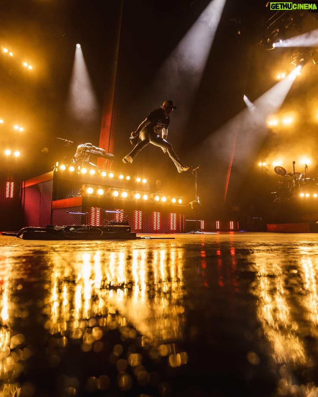 Jason Aldean Instagram - Just a lil’ photo dump from the last 3 weeks on the West Coast. U guys were amazing!! Thanks for comin and hangin with the Highway Desperados!!!! 🤘🏼 📸: @justinmrusek