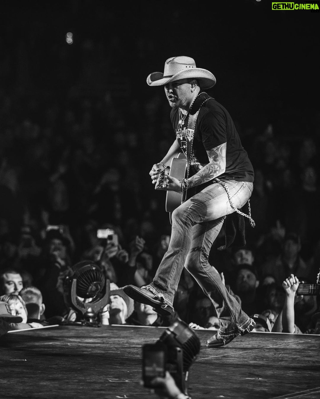 Jason Aldean Instagram - Just a lil’ photo dump from the last 3 weeks on the West Coast. U guys were amazing!! Thanks for comin and hangin with the Highway Desperados!!!! 🤘🏼 📸: @justinmrusek