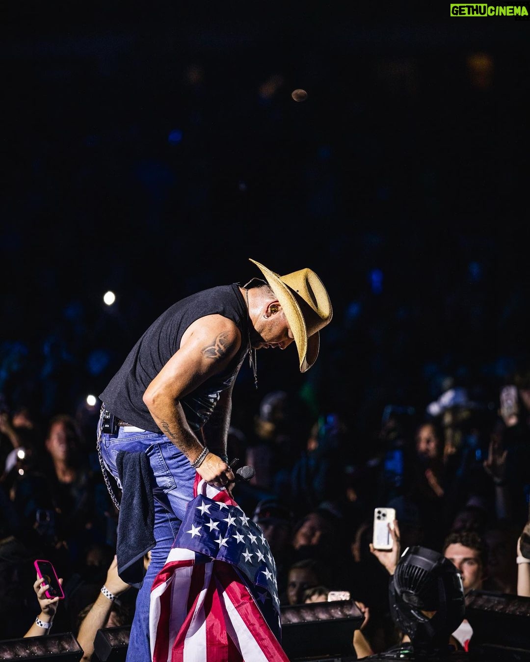 Jason Aldean Instagram - Just a lil’ photo dump from the last 3 weeks on the West Coast. U guys were amazing!! Thanks for comin and hangin with the Highway Desperados!!!! 🤘🏼 📸: @justinmrusek