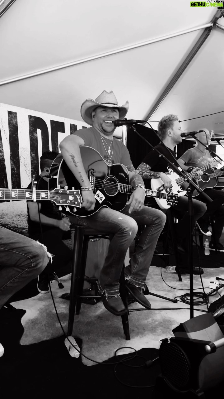Jason Aldean Instagram - Love havin the fam out 🤟🏼 Sioux Falls, Welch, and Des Moines…y’all ready?