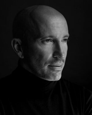 Jason Oppenheim Instagram - Color is everything, but black and white is even more.

📸 @manfredbaumann