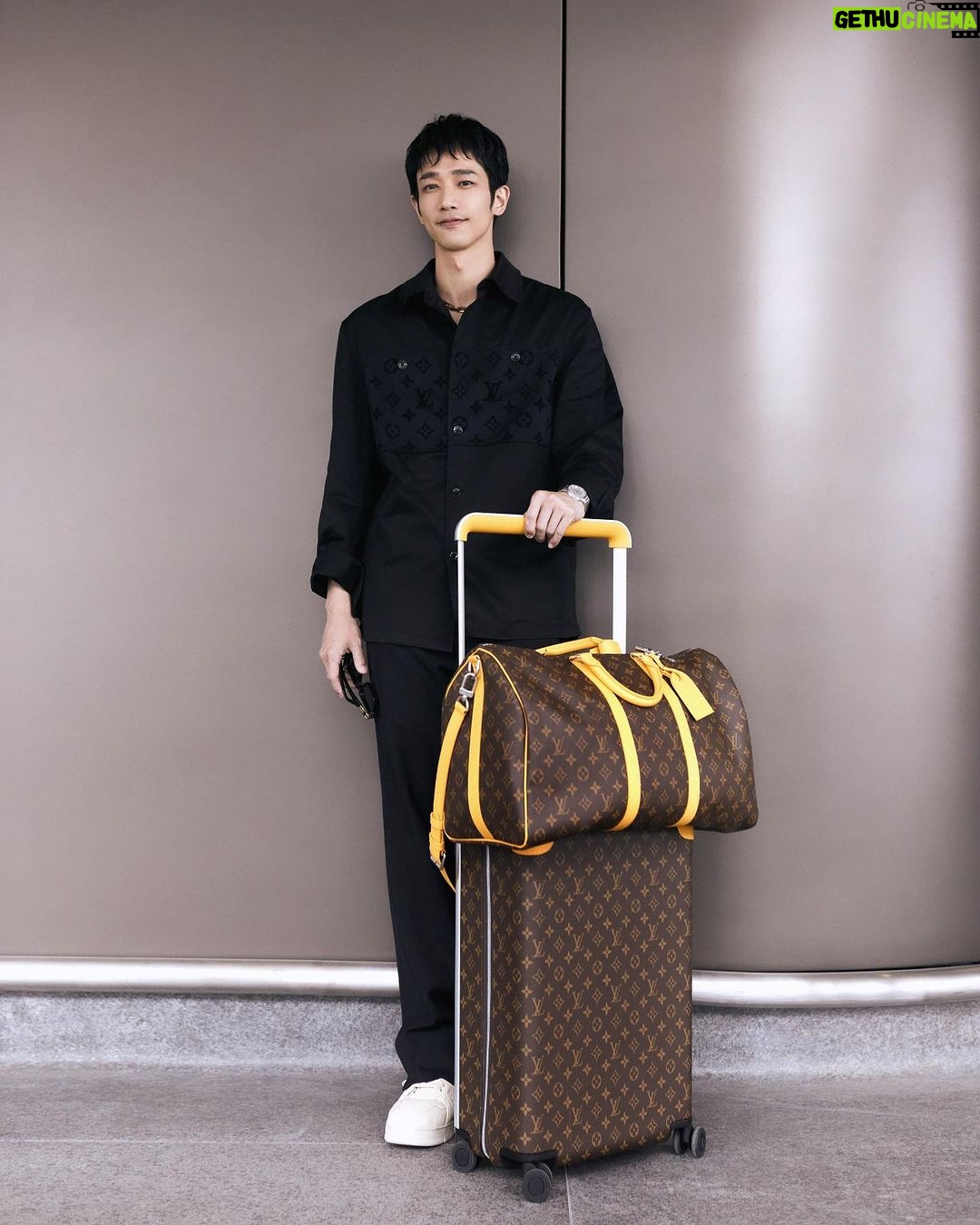 Jasper Liu Instagram - Wow~好久好久沒來香港了!!還是依舊如此美麗😁回想起來有沒有個四、五年呢?很開心,很期待的 即將看到路易威登全新男裝創意總監Pharrell Williams執掌的2024早秋香港男裝大秀將,就在11 月30 日晚間8點,在路易威登台灣官方LINE帳號全球同步直播! 一起期待吧🙌🏼🙌🏼🙌🏼🎉🎉🎉🎊🎊🎊 #LVMenPreFall24 #LouisVuitton @louisvuitton @pharrell Photographer @mr.triangle Hairstyle @chiron_yun