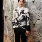 Jasper Liu Instagram – 謝謝 @alexandermcqueen 讓我有這麼棒的夜晚，還能和朋友們相聚🙌🏼🙌🏼🙌🏼大自然的元素，空間跟服裝上充滿著蜻蜓與蝴蝶的印花，欣賞幾圈好多東西都很喜歡，只能選一個了話應該是the peak指環包😁但鞋子還有圍巾也真的好好看🥳🥳🥳哈哈哈哈 準備回山上部落繼續努力拍攝，之後下山再來好好逛一下 
#AlexanderMcQueen
#McQueenMenPreSS24
#mcqueenpeak