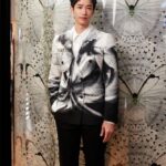 Jasper Liu Instagram – 謝謝 @alexandermcqueen 讓我有這麼棒的夜晚，還能和朋友們相聚🙌🏼🙌🏼🙌🏼大自然的元素，空間跟服裝上充滿著蜻蜓與蝴蝶的印花，欣賞幾圈好多東西都很喜歡，只能選一個了話應該是the peak指環包😁但鞋子還有圍巾也真的好好看🥳🥳🥳哈哈哈哈 準備回山上部落繼續努力拍攝，之後下山再來好好逛一下 
#AlexanderMcQueen
#McQueenMenPreSS24
#mcqueenpeak