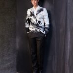 Jasper Liu Instagram – 謝謝 @alexandermcqueen 讓我有這麼棒的夜晚，還能和朋友們相聚🙌🏼🙌🏼🙌🏼大自然的元素，空間跟服裝上充滿著蜻蜓與蝴蝶的印花，欣賞幾圈好多東西都很喜歡，只能選一個了話應該是the peak指環包😁但鞋子還有圍巾也真的好好看🥳🥳🥳哈哈哈哈 準備回山上部落繼續努力拍攝，之後下山再來好好逛一下 
#AlexanderMcQueen
#McQueenMenPreSS24
#mcqueenpeak