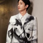 Jasper Liu Instagram – 謝謝 @alexandermcqueen 讓我有這麼棒的夜晚，還能和朋友們相聚🙌🏼🙌🏼🙌🏼大自然的元素，空間跟服裝上充滿著蜻蜓與蝴蝶的印花，欣賞幾圈好多東西都很喜歡，只能選一個了話應該是the peak指環包😁但鞋子還有圍巾也真的好好看🥳🥳🥳哈哈哈哈 準備回山上部落繼續努力拍攝，之後下山再來好好逛一下 
#AlexanderMcQueen
#McQueenMenPreSS24
#mcqueenpeak