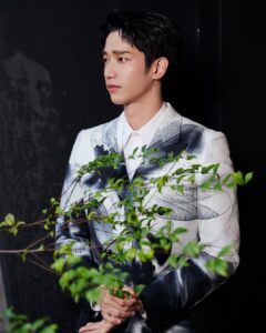 Jasper Liu Instagram - 謝謝 @alexandermcqueen 讓我有這麼棒的夜晚，還能和朋友們相聚🙌🏼🙌🏼🙌🏼大自然的元素，空間跟服裝上充滿著蜻蜓與蝴蝶的印花，欣賞幾圈好多東西都很喜歡，只能選一個了話應該是the peak指環包😁但鞋子還有圍巾也真的好好看🥳🥳🥳哈哈哈哈 準備回山上部落繼續努力拍攝，之後下山再來好好逛一下 #AlexanderMcQueen #McQueenMenPreSS24 #mcqueenpeak