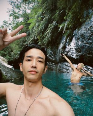 Jasper Liu Instagram - 花蓮好多美麗溪水 來玩的朋友一定要把自己的垃圾帶走哦！ ps.這位金髮男子 他好奇怪…泡泡水靜坐一下吧