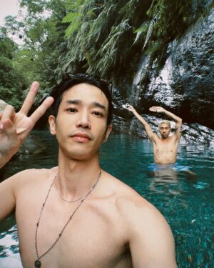 Jasper Liu Instagram - 花蓮好多美麗溪水 來玩的朋友一定要把自己的垃圾帶走哦！ ps.這位金髮男子 他好奇怪…泡泡水靜坐一下吧