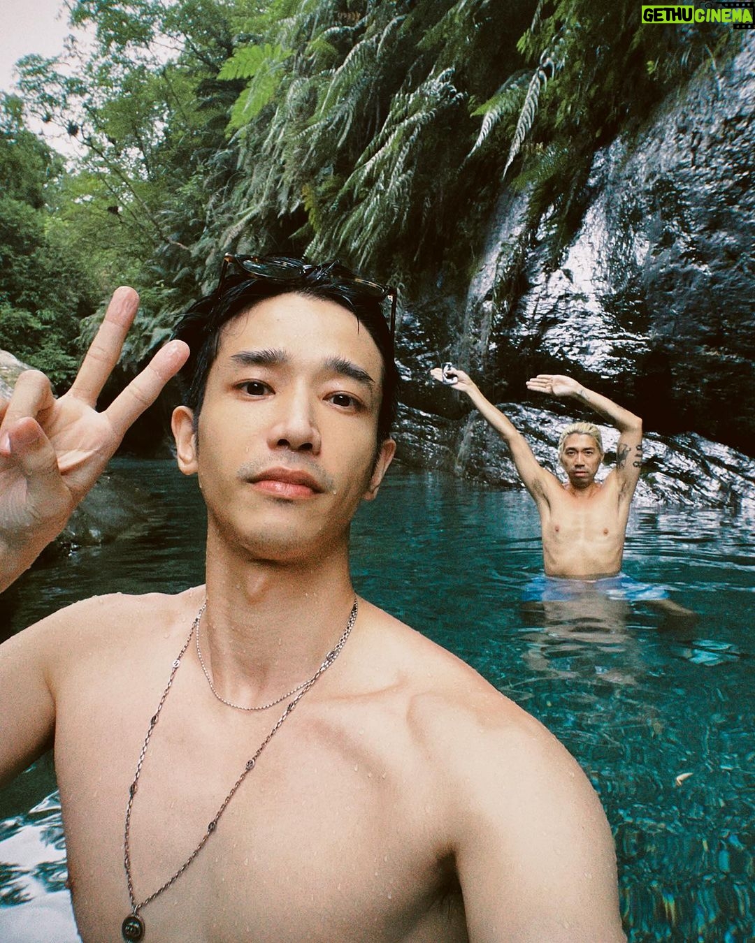 Jasper Liu - 80.3K Likes - 花蓮好多美麗溪水 來玩的朋友一定要把自己的垃圾帶走哦! ps.這位金髮男子 他好奇怪…泡泡水靜坐一下吧